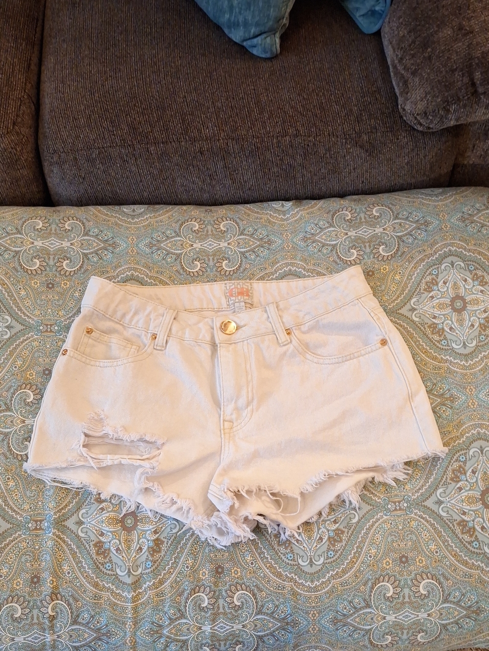 🔥🔥CLEARANCE ITEM🔥GBG Los Angeles Cream Distressed Denim Shorts. Size 5